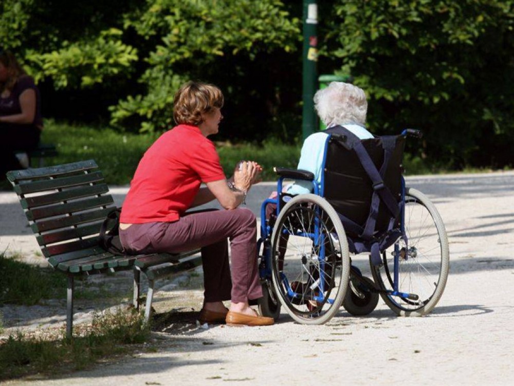 O moldoveancă și iubitul ei au neglijat și jefuit bătrâna de care îngrijea, în Italia